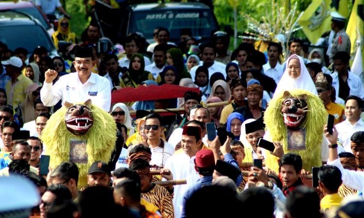 Pasangan Repol Ardo Daftar ke KPU Kampar, Didampingi Orang Tua