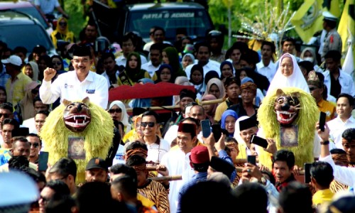 Pasangan Repol Ardo Daftar ke KPU Kampar, Didampingi Orang Tua