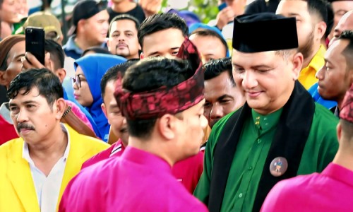 Ribuan Warga Tumpah Ruah Antar Armia dan Ismail ke KIP Aceh Tamiang