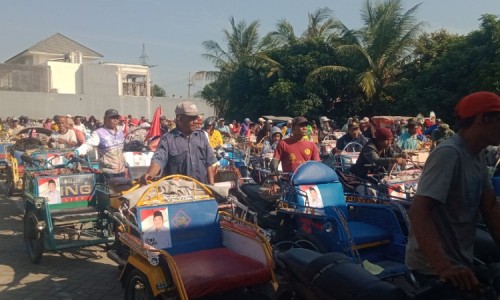 Keluarga Bakal Calon Bupati Jombang Bagikan Zakat untuk Ribuan Tukang Becak