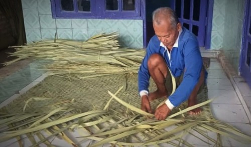 Berdayakan Produk Lokal, Perbup 30/2024 Haruskan Pembungkus Tembakau Pakai Tikar Asli Sumenep