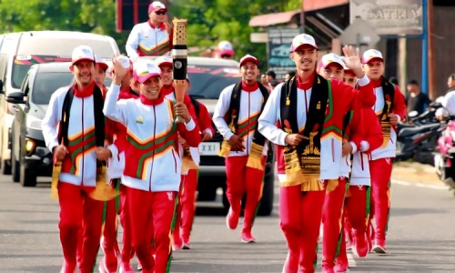 Ribuan Pelajar dan Masyarakat Aceh Tamiang Sambut Tim Kirab API PON XII 2024