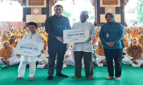 Bupati Tuban Serahkan Manfaat Kepesertaan BPJS Ketenagakerjaan Guru TPQ