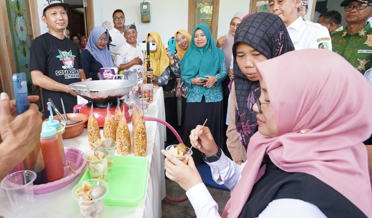 Bupati Ipuk Perkuat Ekonomi Pelaku Usaha Mikro dengan Terus Salurkan Bantuan Usaha 