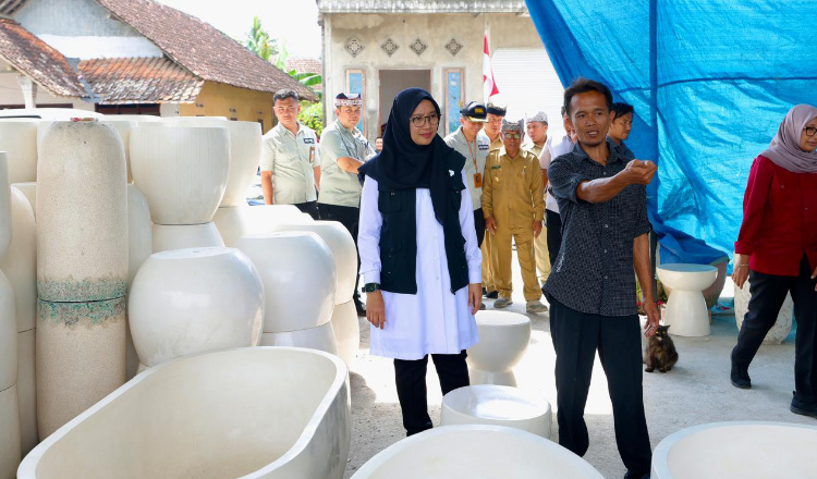 Kreasi Pria Banyuwangi, Ubah Sampah Plastik jadi Furnitur Berkualitas Ekspor