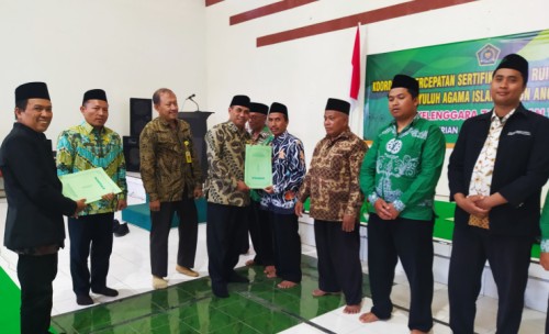 Kemenag Probolinggo Serahkan Belasan Sertifikat Tanah Wakaf Secara Simbolis