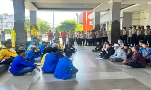 Didemo Mahasiswa, DPRD Ngawi Jelaskan Dugaan Korupsi Dana Hibah Pendidikan di Depan Massa