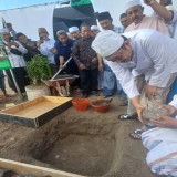 Letakkan Batu Pertama Pembangunan Rumah Sakit di Bondowoso, Pengasuh Ponses Wali Songo Pesan Jangan Salah Niat 