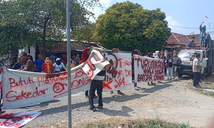 Ratusan Warga Geruduk Balai Desa Banjardowo Jombang, Tuntut  Kades Mundur