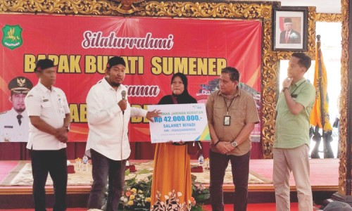 Ribuan Tukang Becak Padati Pendopo Sumenep, Salah Satunya Terima Santunan JKM BPJS Ketenagakerjaan dari Bupati Fauzi