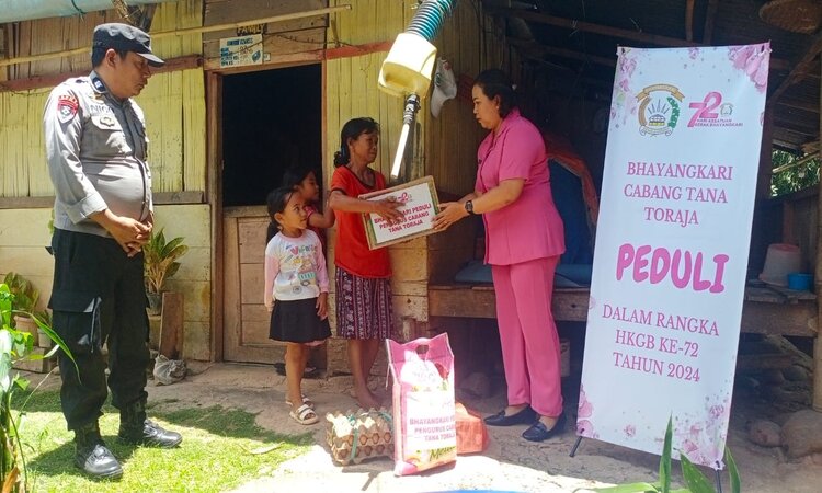 Sambut HUT ke-72 HKGB, Bhayangkari Polres Tator Sambangi Rumah-Rumah Lansia