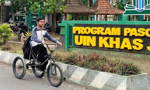 Perjuangan Feri, Difabel Cerebral Palsy: Saban Hari Kayuh Sepeda ke Kampus, Tempuh Jarak 2 Kilometer