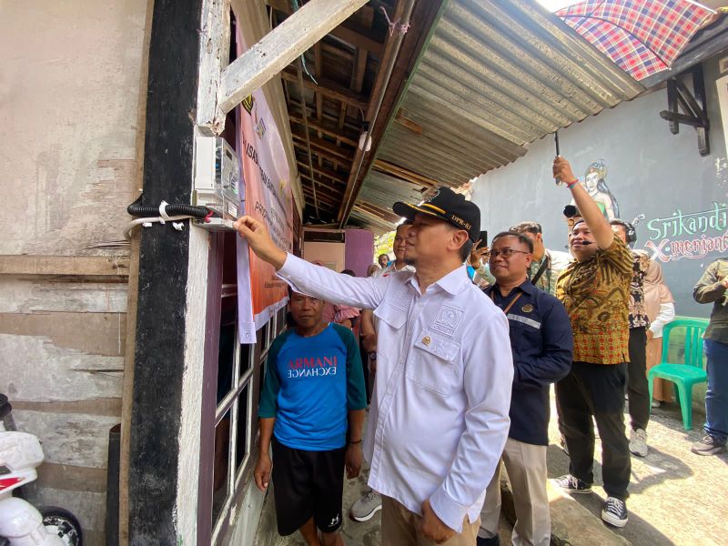 Rofik Hananto Bersama Kementerian ESDM Menyalurkan Bantuan Pasang Baru Listrik Gratis di Purbalingga