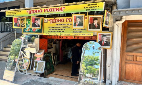 Jelang Jokowi Lengser, Foto Prabowo Gibran di Ngawi Masih Sepi Pembeli