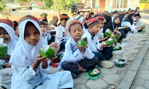 Lestarikan Budaya, Siswa di Jombang Diajarkan Membuat Takir dan Dibagikan ke Warga 