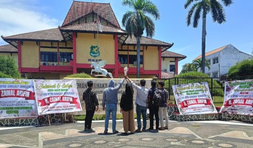 Mahasiswa Letakkan Karangan Bunga di Kantor Dewan, Apresiasi Aksi Razia Lokalisasi Ketua DPRD Sumenep