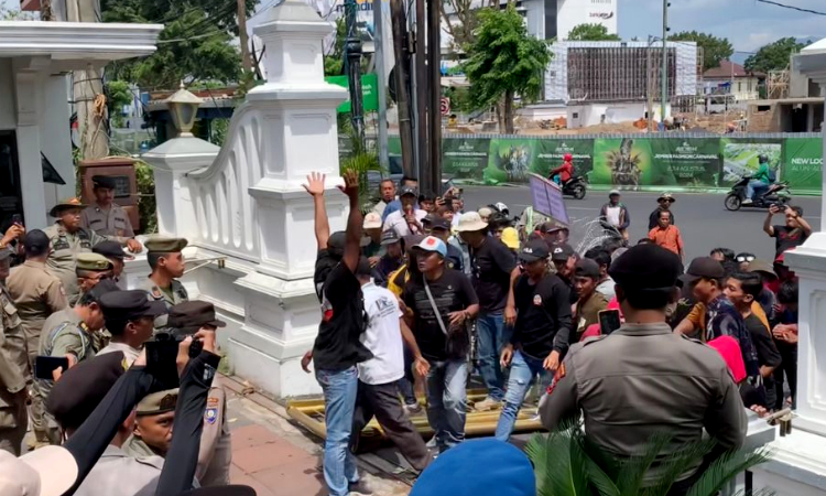 Buruh PDP Tagih Janji, Bupati Hendy Enggan Turun Menemui