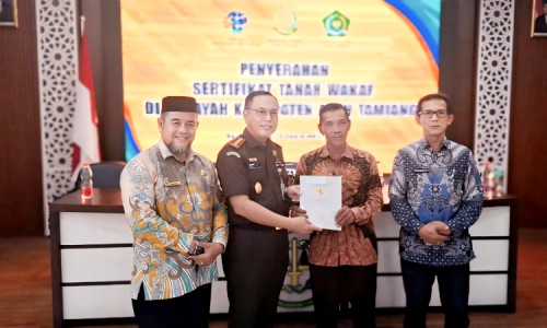 Kajari Aceh Tamiang Serahkan 1.200-an Sertifikat Tanah Wakaf Secara Simbolis Kepada Para Nazir