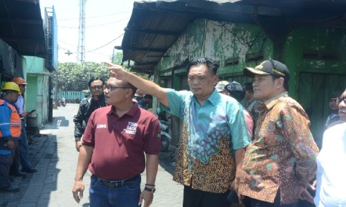 Tinjau Lokasi Kebakaran Pasar Sepanjang, Plt Bupati Sidoarjo Jamin Bantuan untuk Pedagang dan Perbaikan Rumah