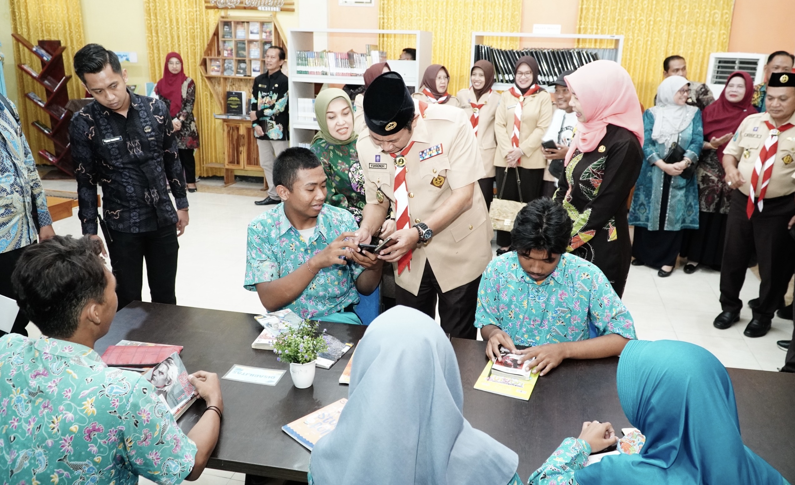 Dukung Semangat Literasi di Lamongan, Pak Yes Sumbangkan Buku Bacaan ke Perpusda