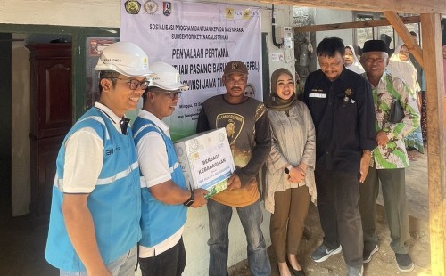 Anggota Komisi VII DPR RI Bersama ESDM Bantu Warga Tuban Mendapatkan Akses Listrik Gratis