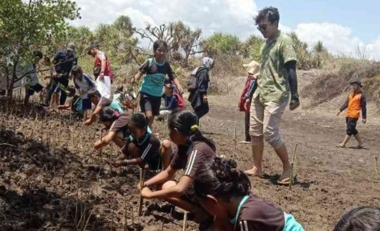 Laznas LMI Jember Bekali Materi Mitigasi Bencana Siswa Pinggir Pantai