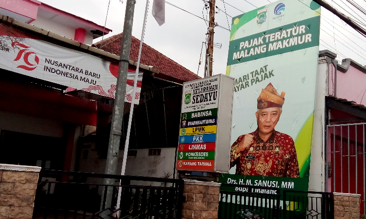 Warga Protes Gambar Bupati Petahana Sanusi di Depan Kantor Pemerintahan, Minta Bawaslu Malang Segera Bertindak