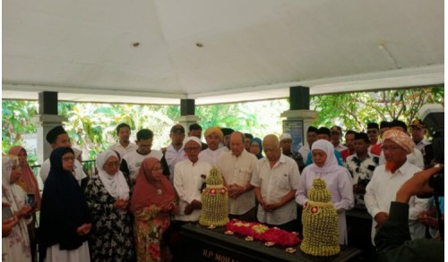 Cagub Jatim Khofifah Ziarah ke Makam Raden Panji Mohammad Noer di Sampang