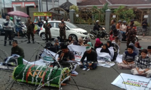 Relawan Caleg Terpilih PKB Ra Gopong, Kembali Menggelar Aksi Damai di Kantor KPU Jember