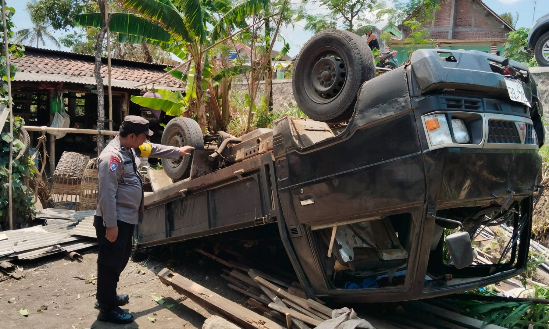 Hilang Kendali, Mobil Pikap di Kabupaten Blitar Nyungsep Depan Rumah Warga