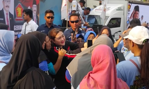 Momen Ratusan Warga Cilacap Antusias Senam bersama Vicky Shu hingga Selfi Bareng