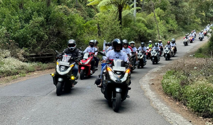 Berkendara Aman Bersama Honda, Ribuan Pecinta PCX160 Lintas Kabupaten Taklukkan Rute Riding ke Ijen