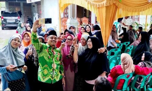 Repol Kampanye di Desa Tanah Merah Kampar, Warga Antusias Berebut Minta Foto Bareng