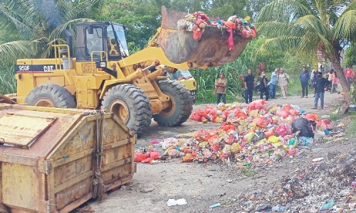 Terjunkan Alat Berat, Tim Paslon Bara Terus Bersihkan Sampah di Karimun