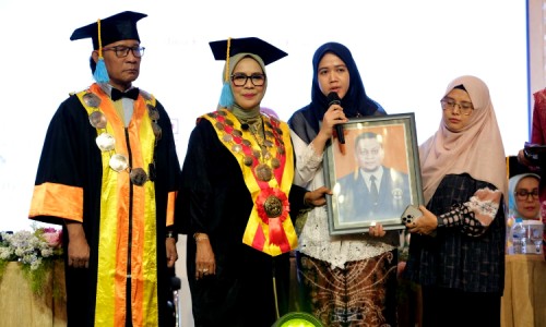 Suasana Haru Selimuti Prosesi Wisuda Fikom Unitomo, Istri Gantikan Suami Terima Ijazah