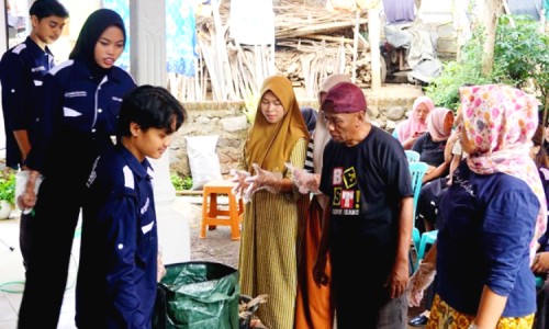 Mencintai Bumi Bersama GenBI: Tumbuhkan Kepedulian Lingkungan, Latih Warga Jember Bikin Kompos