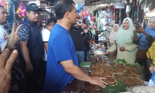 Didampingi Tim Pemenangan, Cagub Jateng Ahmad Lutfi Sambangi Para Pedagang di Pasar Comal Pemalang