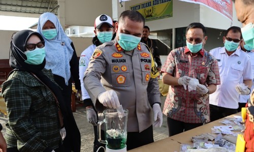 Kejari Aceh Tamiang Musnahkan Barang Bukti, Ada yang Dibakar hingga Dipotong Gerinda