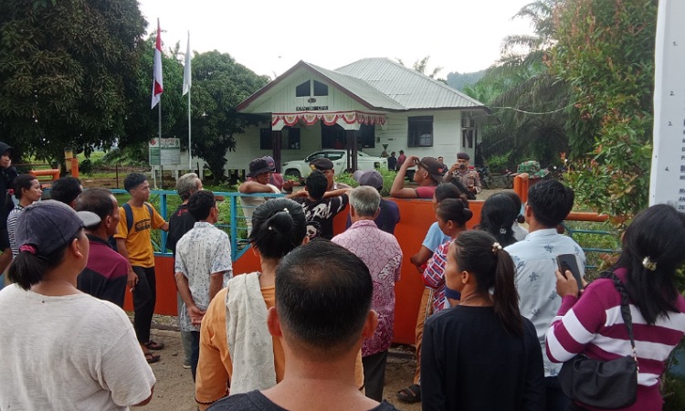 Izin Pendirian Tiang Listrik Tak Diberikan, Puluhan Warga Jago Jago Datangi Kantor Perusahaan Sawit