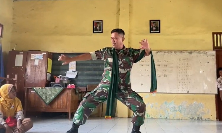 HUT ke-79 TNI, Anggota Koramil Kabuh Jombang Ajarkan Tari Remo ke Siswa SD