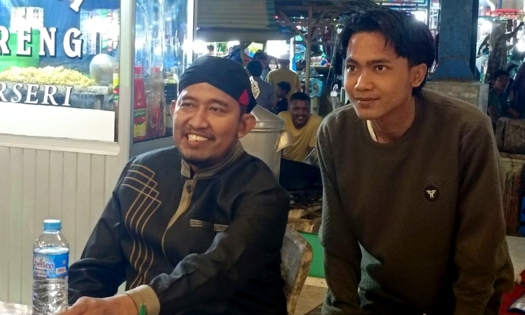 Achmad Fauzi Nongkrong Bareng Kaula Muda hingga Hadirkan Kehangatan di Pasar Bangkal