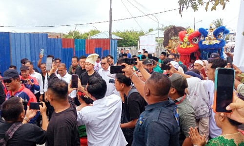 Ribuan Warga, Reog dan Barongsai Sambut Kedatangan Kaesang di Karimun