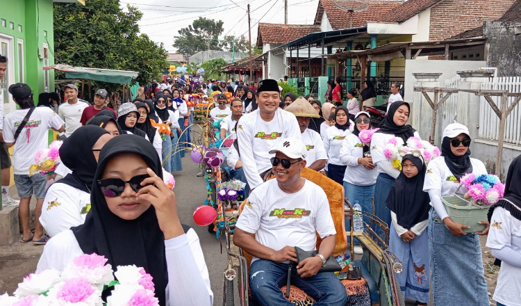 Gus Makki Kayuh Becak Sapa Warga Desa