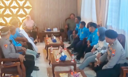 Alat Kelengkapan Dewan Belum Terbentuk, Massa Saroja Demo Kantor DPRD Kota Kediri