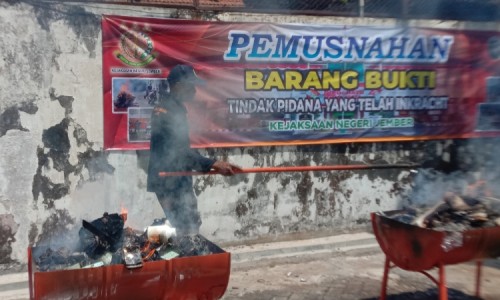 Musnahkan Barang Bukti Pidana, Sejumlah Petugas Kejari Jember Tak Pakai Masker saat Bakar Rokok Ilegal