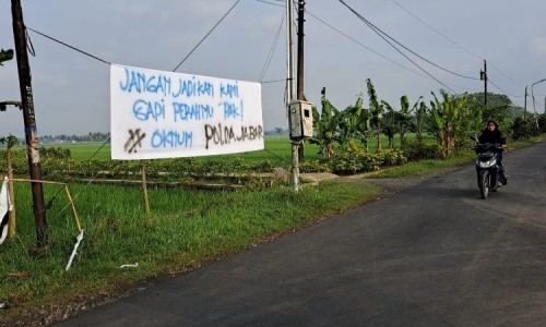 Spanduk Narasikan Dugaan Pemerasan Oknum APH Jabar ke Pengusaha di Kroya Cilacap Beredar di Sejumlah Titik