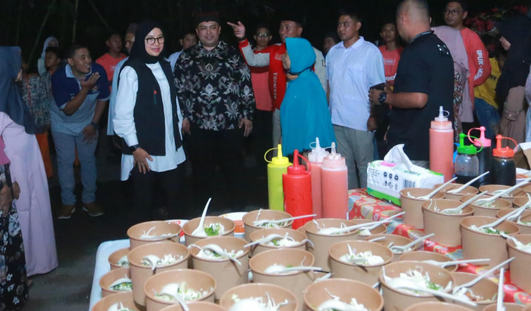 Menyatu Bersama Warga di Festival Lontong, Bukti Komitmen Ipuk Dukung UMKM 