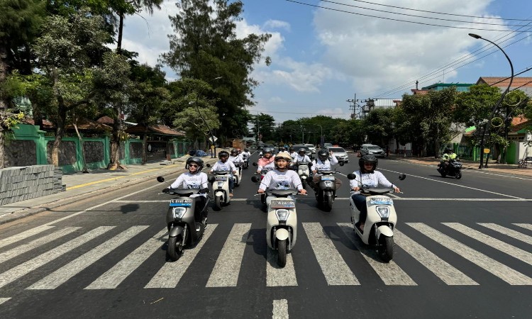 Cari Aman Naik Motor Saat Cuaca Panas bersama Honda