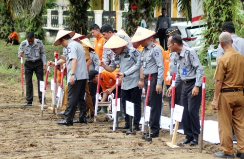 Gandeng Dinas Pertanian, Kakanwil Kemenkum HAM Riau Tanam Bibit Jagung di Lapas Bangkinang Seluas 2 Ha