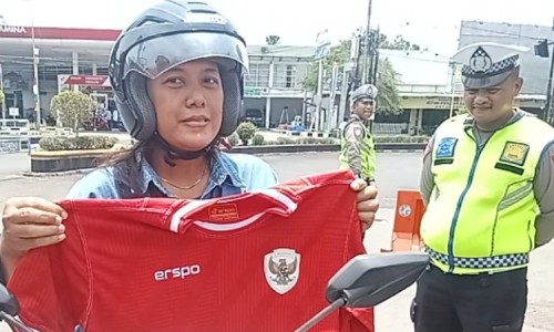 Dinilai Tertib Saat Operasi Zebra Candi, Puluhan Pengendara di Pemalang Dapat Bingkisan Jersey Timnas Indonesia